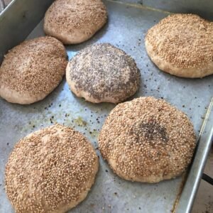 Pan para hamburguesa con masa semi-integral y semillas como decoración a elegir