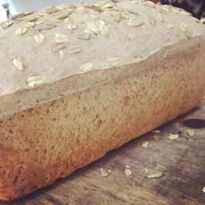 Pan de caja semi-integral con decoración de semilllas y cereales