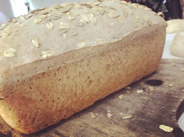 Pan de caja semi-integral con decoración de semilllas y cereales